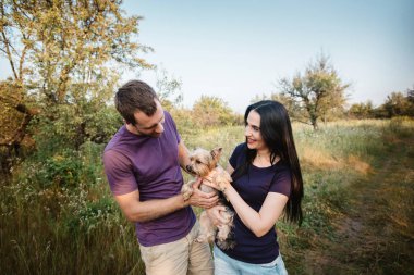 Onların köpek ile poz genç mutlu çift