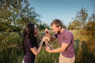 Onların köpek ile poz genç mutlu çift