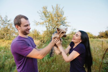 Onların köpek ile poz genç mutlu çift