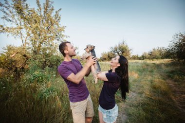 Onların köpek ile poz genç mutlu çift