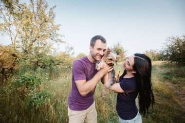Onların köpek ile poz genç mutlu çift