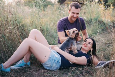 Onların köpek ile poz genç mutlu çift