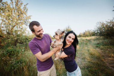Onların köpek ile poz genç mutlu çift