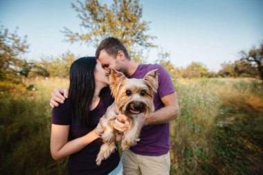 Onların köpek ile poz genç mutlu çift