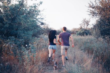 Çift çalışan birlikte. Park'a koşu spor koşucu.