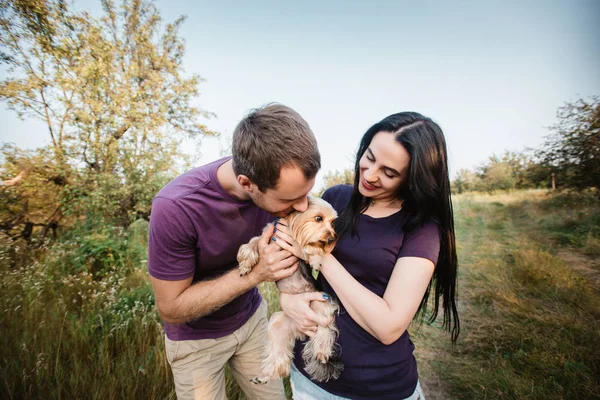 Onların köpek ile poz genç mutlu çift