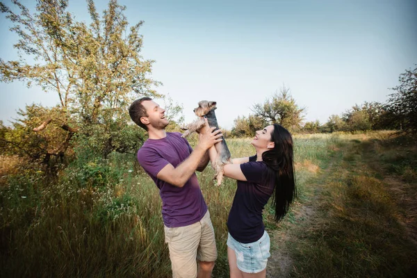 Joven feliz pareja posando con su perro — Foto de Stock