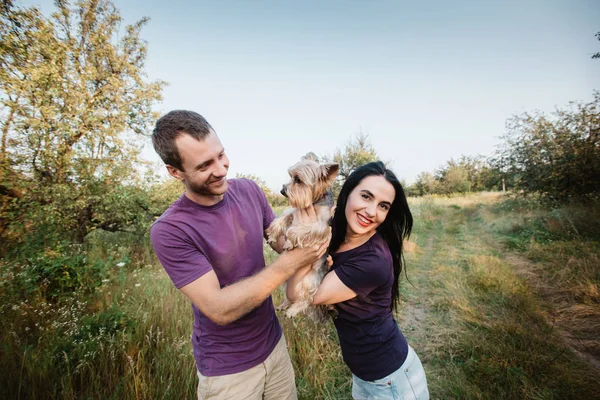 Onların köpek ile poz genç mutlu çift