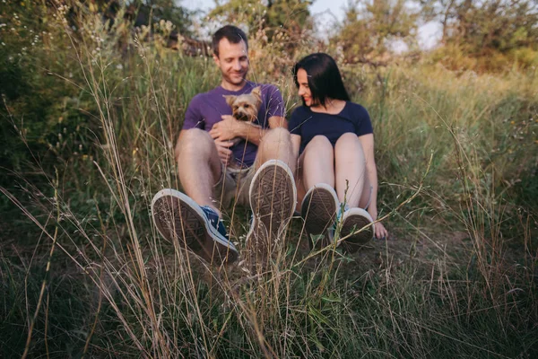 Молодая счастливая пара позирует со своей собакой — стоковое фото