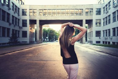 Özgürlük - kadın mutlu. Silah ile ücretsiz tezahürat kız zevk günbatımı, dans, yaşam tarzı gibi silah yayılan kadın ortaya çıkar..
