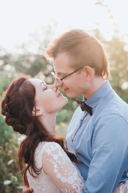 Mutlu gelin ve damat açık doğa yerde gün batımında güneş portresi