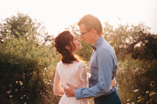 Sol retrato de novia feliz y novio al aire libre en la naturaleza ubicación al atardecer —  Fotos de Stock