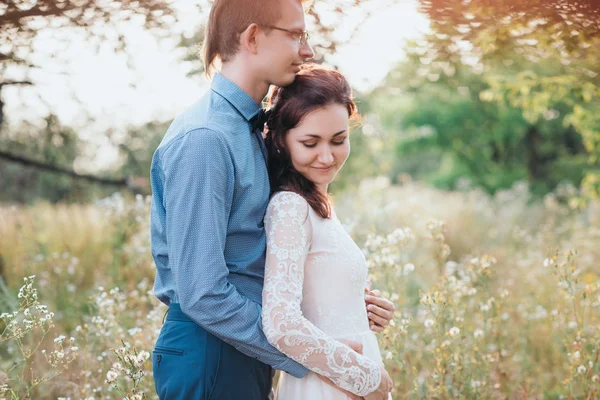 Mutlu gelin ve damat açık doğa yerde gün batımında güneş portresi