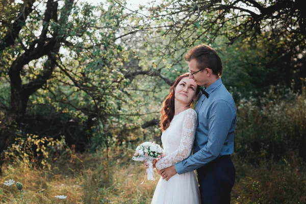 Sol retrato de novia feliz y novio al aire libre en la naturaleza ubicación al atardecer —  Fotos de Stock