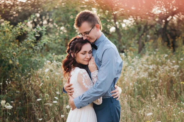 Sol retrato de novia feliz y novio al aire libre en la naturaleza ubicación al atardecer —  Fotos de Stock