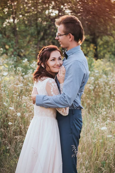 Sol retrato de novia feliz y novio al aire libre en la naturaleza ubicación al atardecer —  Fotos de Stock