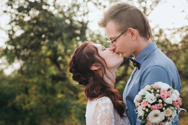 Sol retrato de novia feliz y novio al aire libre en la naturaleza ubicación al atardecer —  Fotos de Stock