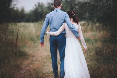 Çift bir tarih olması, el ele tutuşarak ve öpüşme veya sarılma. Tanınmayan insanlar