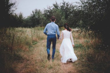 Çift bir tarih olması, el ele tutuşarak ve öpüşme veya sarılma. Tanınmayan insanlar