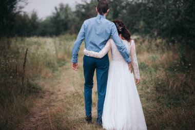 Çift bir tarih olması, el ele tutuşarak ve öpüşme veya sarılma. Tanınmayan insanlar