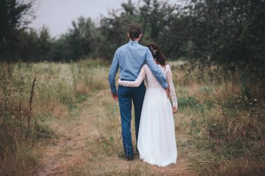 Çift bir tarih olması, el ele tutuşarak ve öpüşme veya sarılma. Tanınmayan insanlar