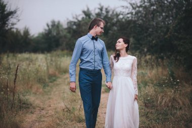 Ormandaki yeşil bir arazide gelinlik ve takım elbiseli aşık bir çiftle evlendim.. 