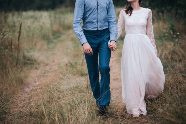 Çift bir tarih olması, el ele tutuşarak ve öpüşme veya sarılma. Tanınmayan insanlar