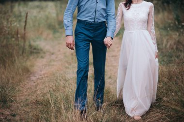 Çift bir tarih olması, el ele tutuşarak ve öpüşme veya sarılma. Tanınmayan insanlar