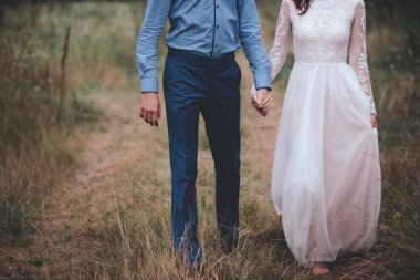 Çift bir tarih olması, el ele tutuşarak ve öpüşme veya sarılma. Tanınmayan insanlar