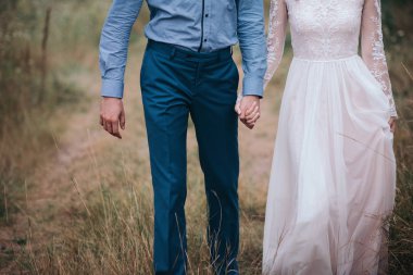 Çift bir tarih olması, el ele tutuşarak ve öpüşme veya sarılma. Tanınmayan insanlar