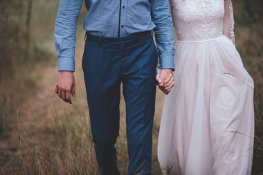 Çift bir tarih olması, el ele tutuşarak ve öpüşme veya sarılma. Tanınmayan insanlar