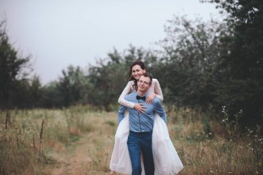 Doğa günbatımı ışık kollarını gelin damat sürdürmektedir