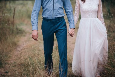 Çift bir tarih olması, el ele tutuşarak ve öpüşme veya sarılma. Tanınmayan insanlar