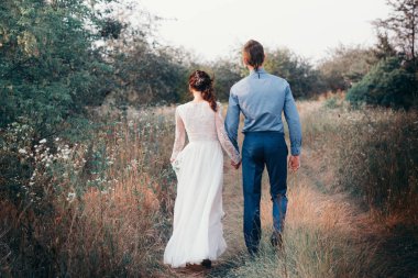 Çift bir tarih olması, el ele tutuşarak ve öpüşme veya sarılma. Tanınmayan insanlar