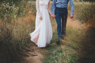 Çift bir tarih olması, el ele tutuşarak ve öpüşme veya sarılma. Tanınmayan insanlar