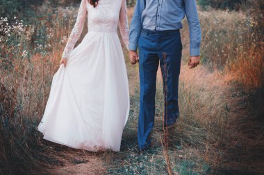 Çift bir tarih olması, el ele tutuşarak ve öpüşme veya sarılma. Tanınmayan insanlar