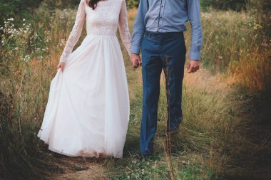 Çift bir tarih olması, el ele tutuşarak ve öpüşme veya sarılma. Tanınmayan insanlar