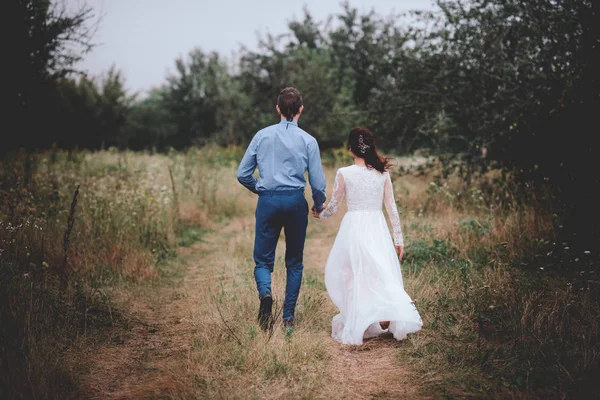 Çift bir tarih olması, el ele tutuşarak ve öpüşme veya sarılma. Tanınmayan insanlar