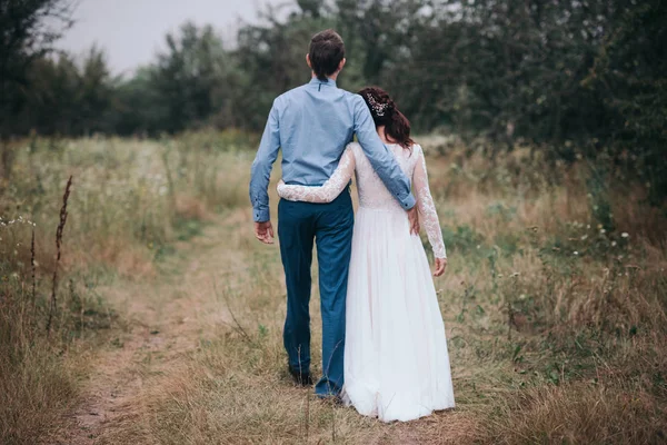 Çift bir tarih olması, el ele tutuşarak ve öpüşme veya sarılma. Tanınmayan insanlar