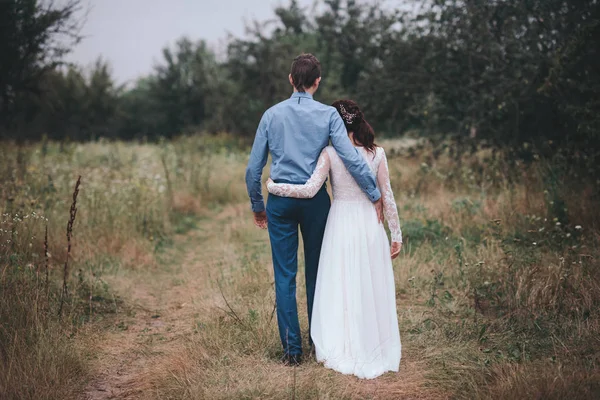 Çift bir tarih olması, el ele tutuşarak ve öpüşme veya sarılma. Tanınmayan insanlar