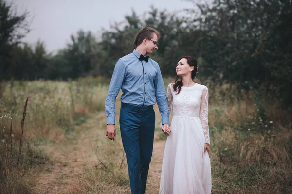 Ormandaki yeşil bir arazide gelinlik ve takım elbiseli aşık bir çiftle evlendim.. 