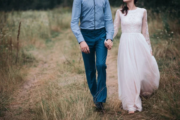 Çift bir tarih olması, el ele tutuşarak ve öpüşme veya sarılma. Tanınmayan insanlar