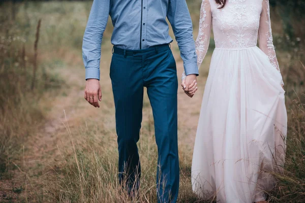 Çift bir tarih olması, el ele tutuşarak ve öpüşme veya sarılma. Tanınmayan insanlar