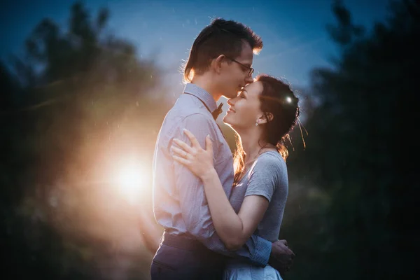 接吻对夫妇在晚上自然背景 — 图库照片