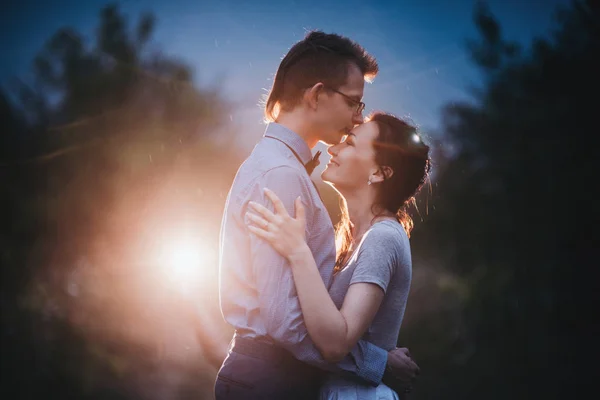 夜の自然の背景上のカップルのキス — ストック写真