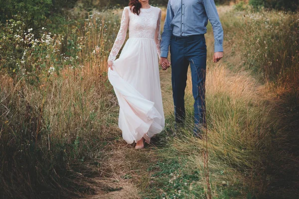 Çift bir tarih olması, el ele tutuşarak ve öpüşme veya sarılma. Tanınmayan insanlar