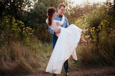 Doğa günbatımı ışık kollarını gelin damat sürdürmektedir