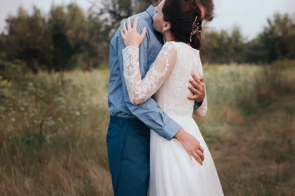 Paar, das ein Date hat, Händchen hält und sich küsst oder umarmt. — Stockfoto