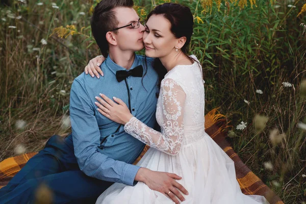 Acabo de casarme amante pareja hipster en vestido de novia y traje en un campo verde en el bosque. —  Fotos de Stock