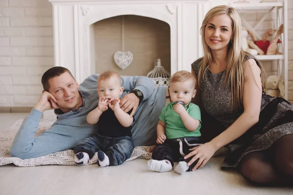 Glückliches Familienporträt. Eltern mit Baby zwei Jungen Zwillinge — Stockfoto
